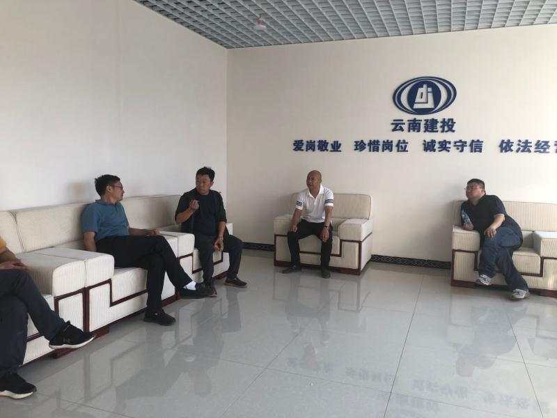 1589769144114249.jpg 领导对工作情况进行询问、指导.jpg