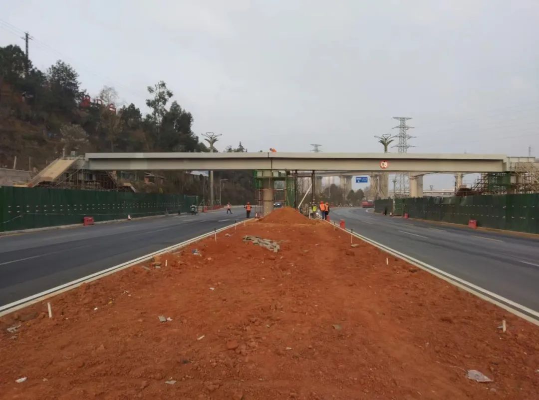 1678066942447753.jpg 2023-3-5-安石项目人行天桥钢箱梁吊装成功.jpg